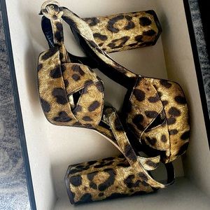 NWT DOLCE AND GABBANA CHUNKY HEELS